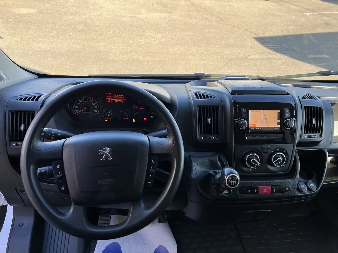 Peugeot Boxer 435 L4H2 2.2 BLUEHDI S&S 140CH ASPHALT - Furgon: slika Peugeot Boxer 435 L4H2 2.2 BLUEHDI S&S 140CH ASPHALT - Furgon Peugeot Boxer 435 L4H2 2.2 BLUEHDI S&S 140CH ASPHALT - Furgon: slika Peugeot Boxer 435 L4H2 2.2 BLUEHDI S&S 140CH ASPHALT - Furgon
