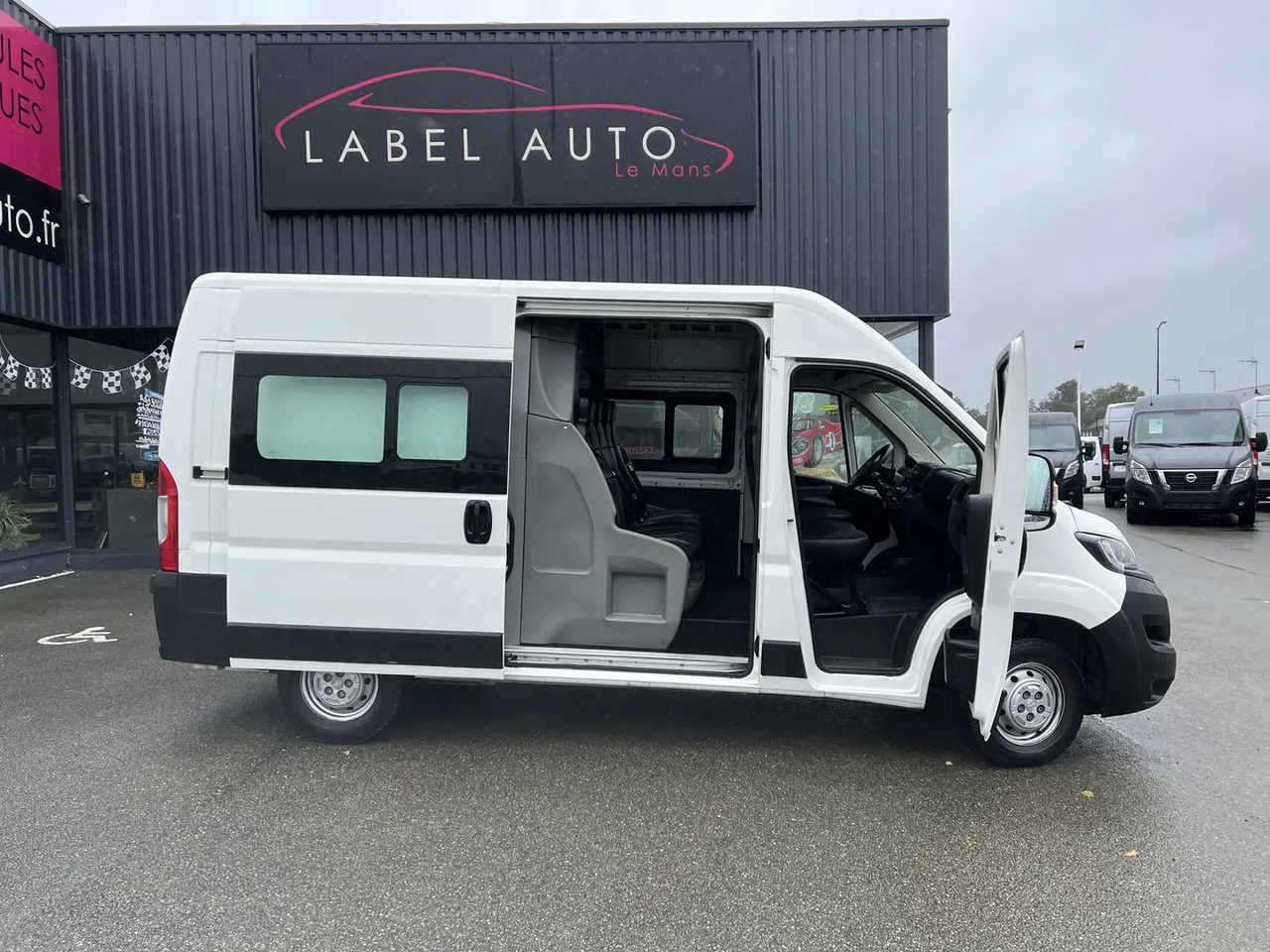 Peugeot Boxer L2H2 3.5 120CH BLUEHDI S&S CABINE APPROFONDIE PACK ASPHALT CONNECT - Dostavno vozilo s dvostrukom kabinom: slika Peugeot Boxer L2H2 3.5 120CH BLUEHDI S&S CABINE APPROFONDIE PACK ASPHALT CONNECT - Dostavno vozilo s dvostrukom kabinom Peugeot Boxer L2H2 3.5 120CH BLUEHDI S&S CABINE APPROFONDIE PACK ASPHALT CONNECT - Dostavno vozilo s dvostrukom kabinom: slika Peugeot Boxer L2H2 3.5 120CH BLUEHDI S&S CABINE APPROFONDIE PACK ASPHALT CONNECT - Dostavno vozilo s dvostrukom kabinom