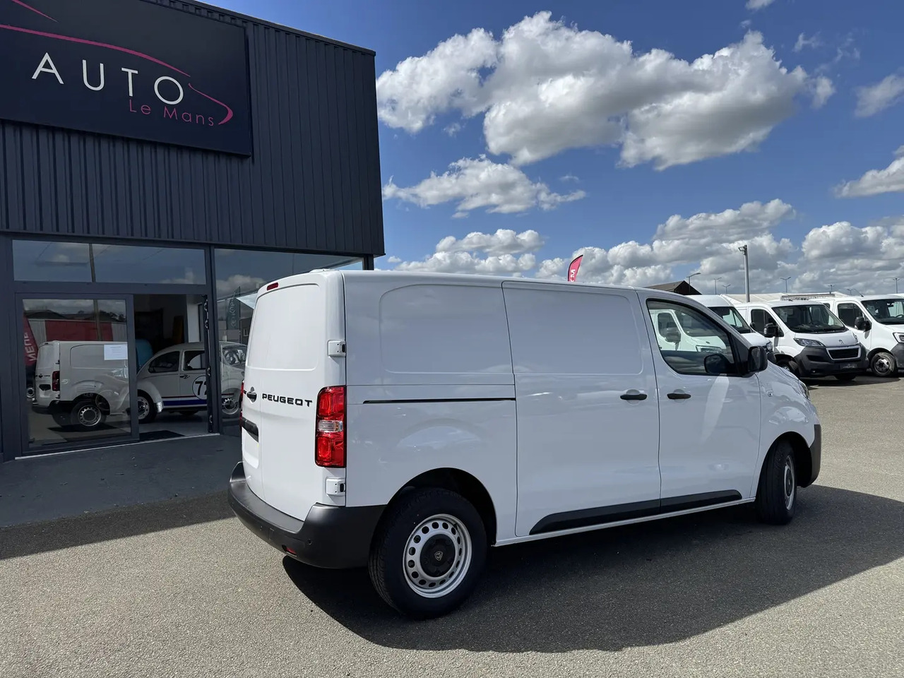 Peugeot Expert M 2.0 BLUEHDI 145CH PACK PREMIUM CONNECT - Furgon: slika Peugeot Expert M 2.0 BLUEHDI 145CH PACK PREMIUM CONNECT - Furgon Peugeot Expert M 2.0 BLUEHDI 145CH PACK PREMIUM CONNECT - Furgon: slika Peugeot Expert M 2.0 BLUEHDI 145CH PACK PREMIUM CONNECT - Furgon