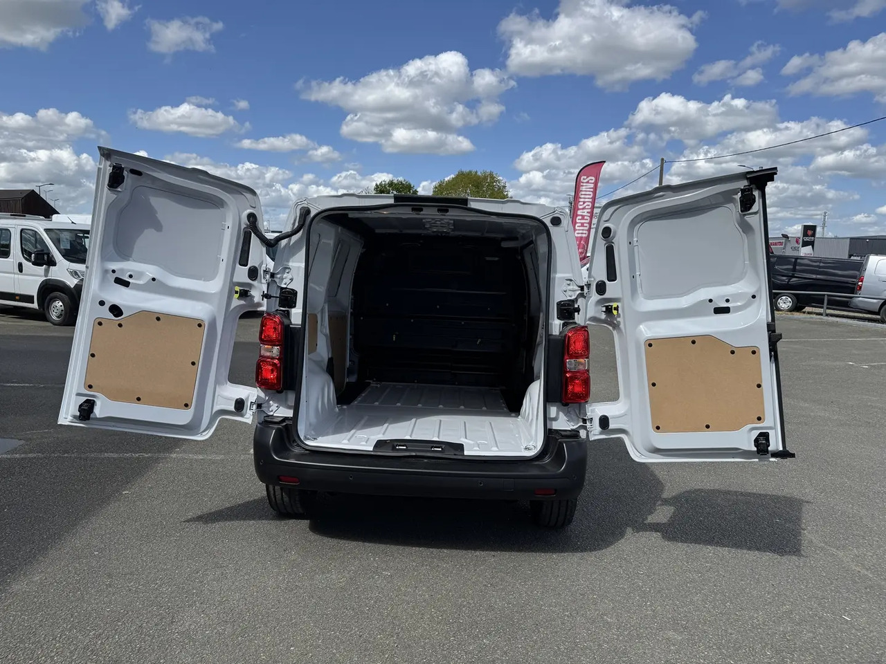 Peugeot Expert M 2.0 BLUEHDI 145CH PACK PREMIUM CONNECT - Furgon: slika Peugeot Expert M 2.0 BLUEHDI 145CH PACK PREMIUM CONNECT - Furgon Peugeot Expert M 2.0 BLUEHDI 145CH PACK PREMIUM CONNECT - Furgon: slika Peugeot Expert M 2.0 BLUEHDI 145CH PACK PREMIUM CONNECT - Furgon