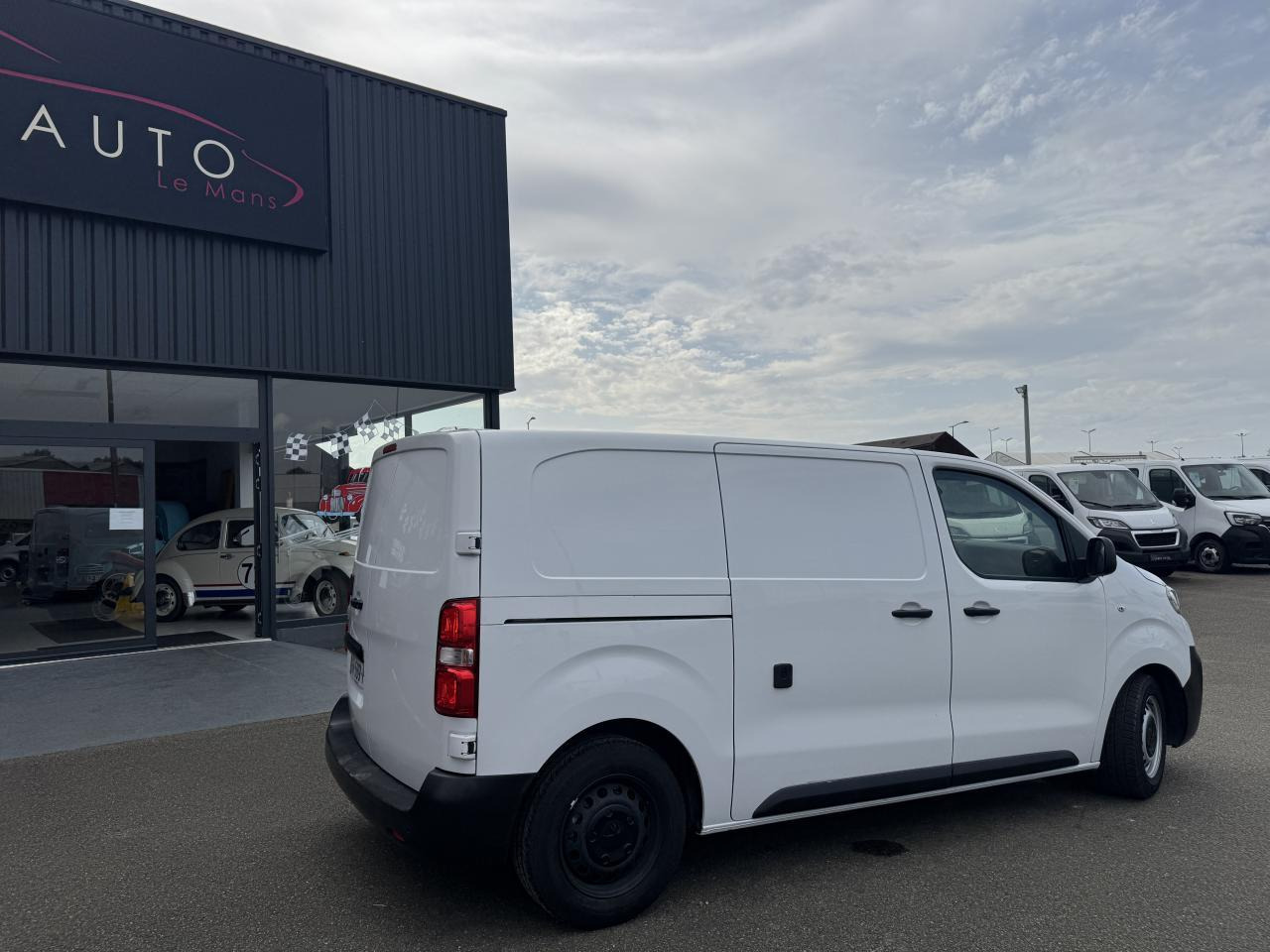 Peugeot Expert STANDARD 2.0 BLUEHDI 180CH S&S ASPHALT EAT8 - Furgon: slika Peugeot Expert STANDARD 2.0 BLUEHDI 180CH S&S ASPHALT EAT8 - Furgon Peugeot Expert STANDARD 2.0 BLUEHDI 180CH S&S ASPHALT EAT8 - Furgon: slika Peugeot Expert STANDARD 2.0 BLUEHDI 180CH S&S ASPHALT EAT8 - Furgon