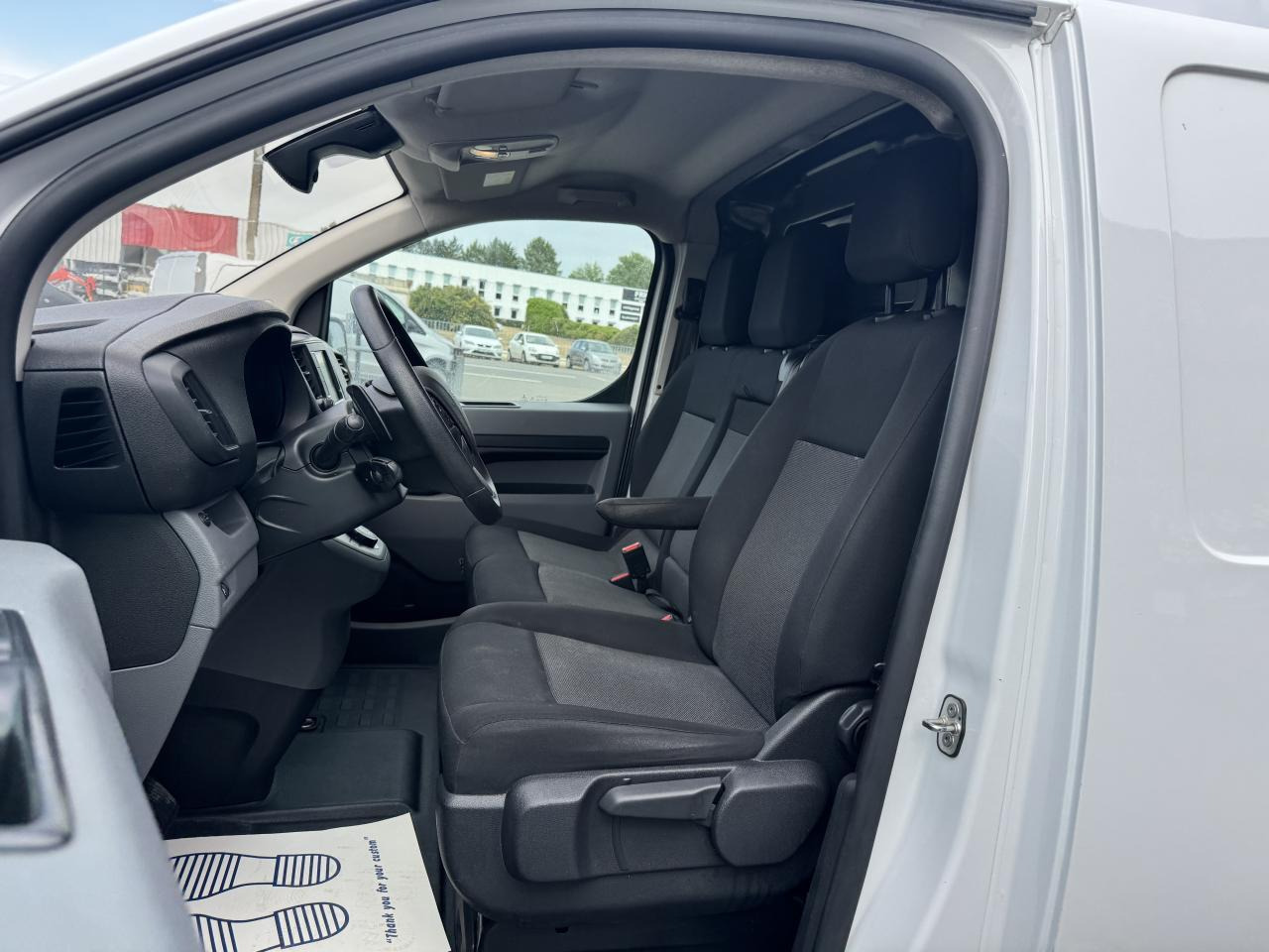 Peugeot Expert STANDARD 2.0 BLUEHDI 180CH S&S ASPHALT EAT8 - Furgon: slika Peugeot Expert STANDARD 2.0 BLUEHDI 180CH S&S ASPHALT EAT8 - Furgon Peugeot Expert STANDARD 2.0 BLUEHDI 180CH S&S ASPHALT EAT8 - Furgon: slika Peugeot Expert STANDARD 2.0 BLUEHDI 180CH S&S ASPHALT EAT8 - Furgon