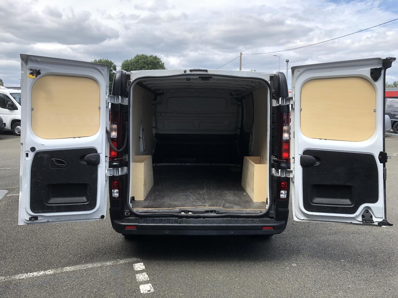 RENAULT Trafic L2H1 3000 Kg 2.0 Blue dCi - 130 III FOURGON Fourgon Grand Confort L2H1 PHASE 3 - Furgon: slika RENAULT Trafic L2H1 3000 Kg 2.0 Blue dCi - 130 III FOURGON Fourgon Grand Confort L2H1 PHASE 3 - Furgon RENAULT Trafic L2H1 3000 Kg 2.0 Blue dCi - 130 III FOURGON Fourgon Grand Confort L2H1 PHASE 3 - Furgon: slika RENAULT Trafic L2H1 3000 Kg 2.0 Blue dCi - 130 III FOURGON Fourgon Grand Confort L2H1 PHASE 3 - Furgon