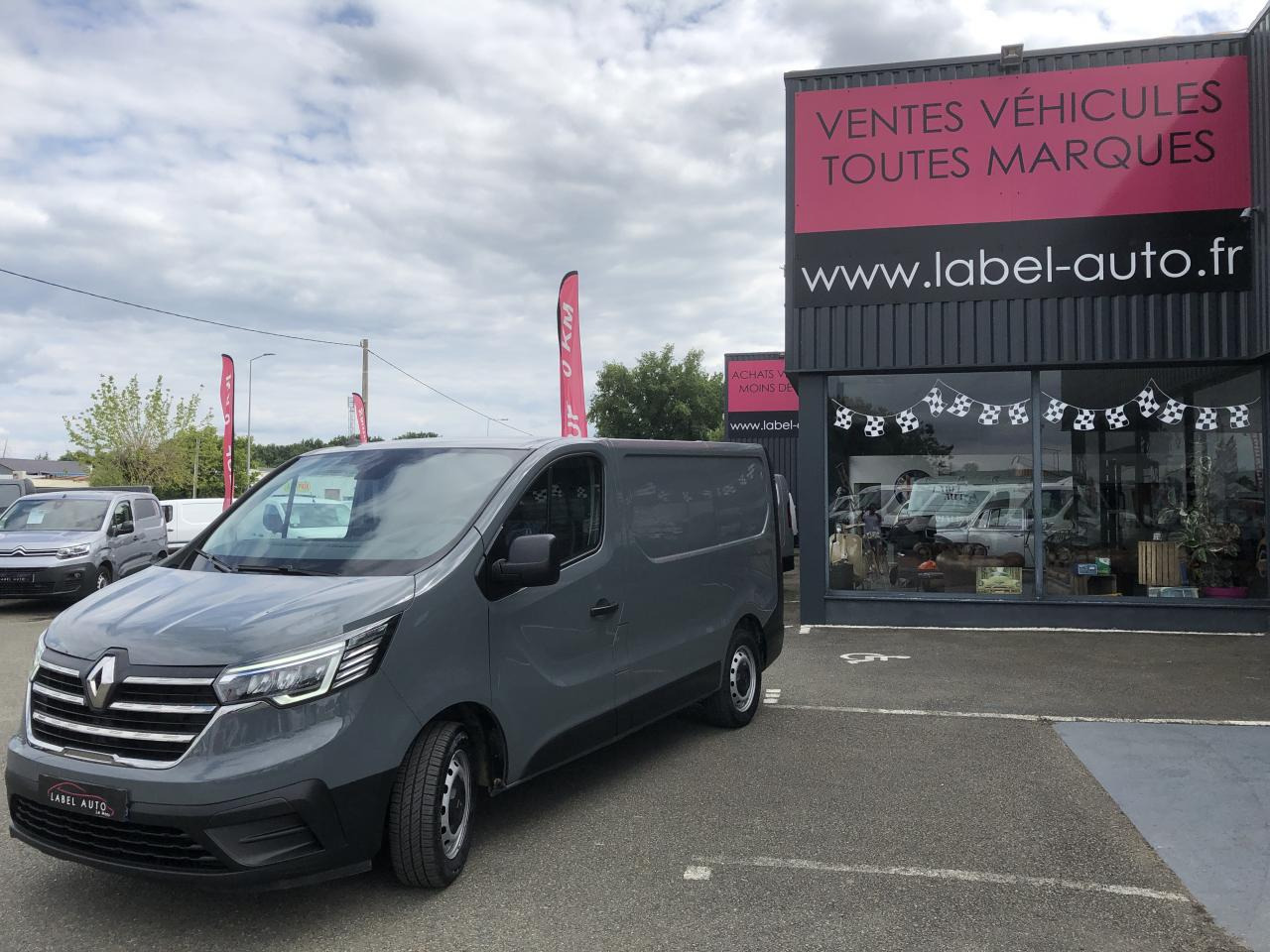 RENAULT trafic L1H1 2T8 2.0 BLUE DCI 130CH GRAND CONFORT KIT BOIS - Furgon: slika RENAULT trafic L1H1 2T8 2.0 BLUE DCI 130CH GRAND CONFORT KIT BOIS - Furgon RENAULT trafic L1H1 2T8 2.0 BLUE DCI 130CH GRAND CONFORT KIT BOIS - Furgon: slika RENAULT trafic L1H1 2T8 2.0 BLUE DCI 130CH GRAND CONFORT KIT BOIS - Furgon