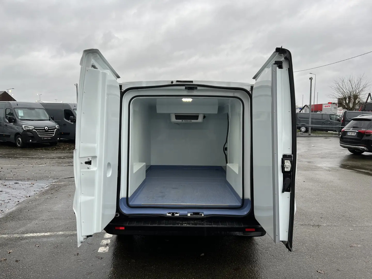 Renault Trafic L1H1 1200 2.0 DCI 120CH CONFORT FRIGORIFIQUE - Dostavno vozilo hladnjača: slika Renault Trafic L1H1 1200 2.0 DCI 120CH CONFORT FRIGORIFIQUE - Dostavno vozilo hladnjača Renault Trafic L1H1 1200 2.0 DCI 120CH CONFORT FRIGORIFIQUE - Dostavno vozilo hladnjača: slika Renault Trafic L1H1 1200 2.0 DCI 120CH CONFORT FRIGORIFIQUE - Dostavno vozilo hladnjača