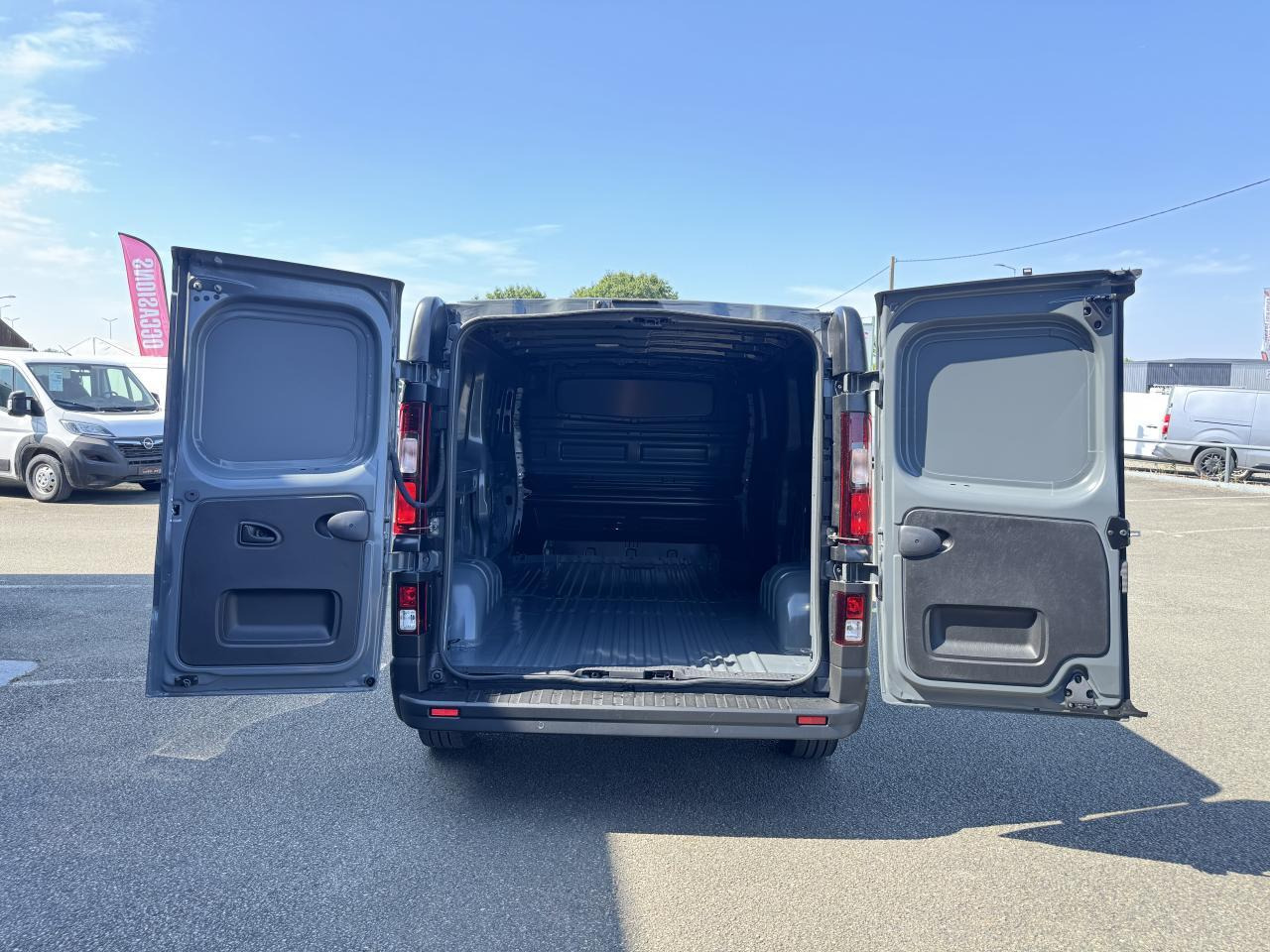 Renault Trafic L2H1 3T 2.0 BLUE DCI 170CH ADVANCE CARPLAY CAM - Furgon: slika Renault Trafic L2H1 3T 2.0 BLUE DCI 170CH ADVANCE CARPLAY CAM - Furgon Renault Trafic L2H1 3T 2.0 BLUE DCI 170CH ADVANCE CARPLAY CAM - Furgon: slika Renault Trafic L2H1 3T 2.0 BLUE DCI 170CH ADVANCE CARPLAY CAM - Furgon