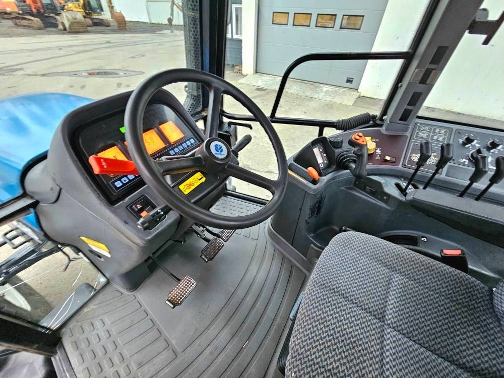 Traktor New Holland 8360 DT: slika Traktor New Holland 8360 DT