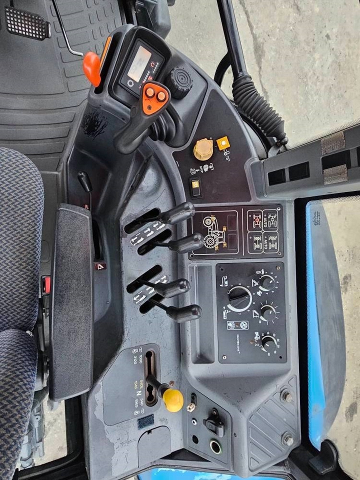 Traktor New Holland 8360 DT: slika Traktor New Holland 8360 DT