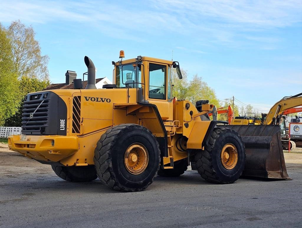 Zakup Volvo L 180 E  Volvo L 180 E: slika Zakup Volvo L 180 E  Volvo L 180 E