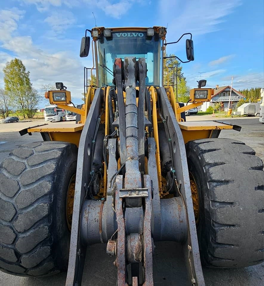 Zakup Volvo L 180 E  Volvo L 180 E: slika Zakup Volvo L 180 E  Volvo L 180 E