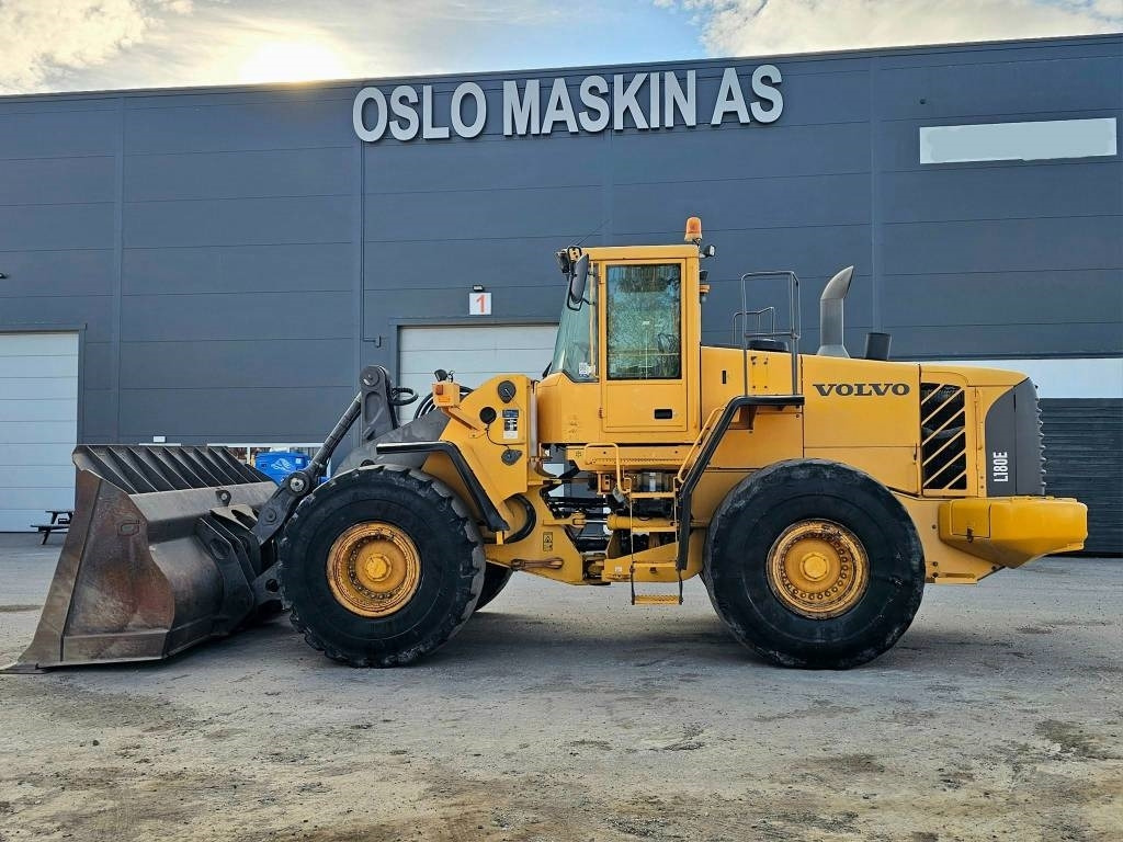 Volvo L 180 E - Utovarivač na kotačima: slika Volvo L 180 E - Utovarivač na kotačima Volvo L 180 E - Utovarivač na kotačima: slika Volvo L 180 E - Utovarivač na kotačima