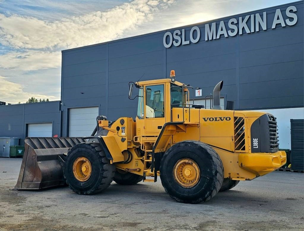 Volvo L 180 E - Utovarivač na kotačima: slika Volvo L 180 E - Utovarivač na kotačima Volvo L 180 E - Utovarivač na kotačima: slika Volvo L 180 E - Utovarivač na kotačima