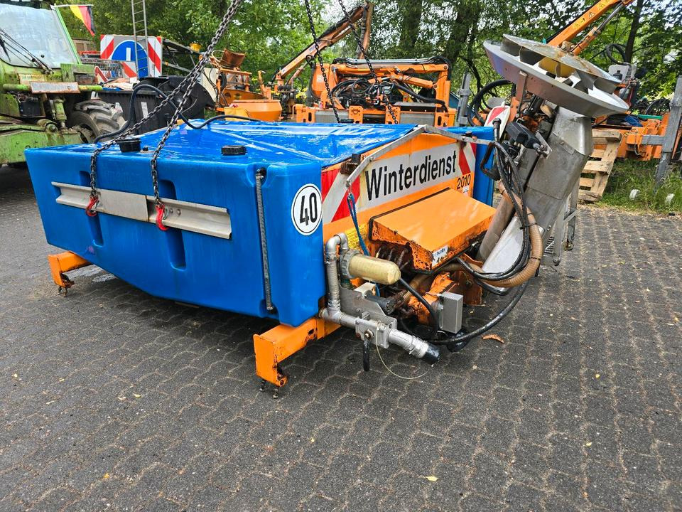 Gmeiner STA 2000 C Salzstreuer für Unimog UGN UGE 424 427 405 U300 U 300 400 500 MERCEDES-BENZ 218 219 318 323 423 427 327 430 429 430 435 Salzsilo Streuautomat Winterdienst - Posipač pijeska/ Soli: slika Gmeiner STA 2000 C Salzstreuer für Unimog UGN UGE 424 427 405 U300 U 300 400 500 MERCEDES-BENZ 218 219 318 323 423 427 327 430 429 430 435 Salzsilo Streuautomat Winterdienst - Posipač pijeska/ Soli Gmeiner STA 2000 C Salzstreuer für Unimog UGN UGE 424 427 405 U300 U 300 400 500 MERCEDES-BENZ 218 219 318 323 423 427 327 430 429 430 435 Salzsilo Streuautomat Winterdienst - Posipač pijeska/ Soli: slika Gmeiner STA 2000 C Salzstreuer für Unimog UGN UGE 424 427 405 U300 U 300 400 500 MERCEDES-BENZ 218 219 318 323 423 427 327 430 429 430 435 Salzsilo Streuautomat Winterdienst - Posipač pijeska/ Soli