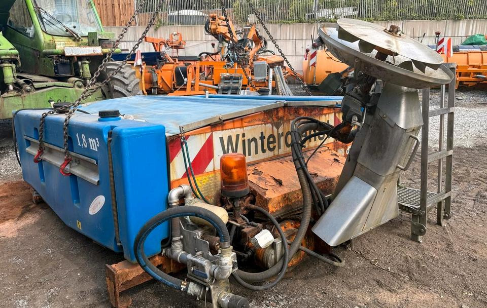 Gmeiner STA 2500 C Salzstreuer für Unimog UGN UGE 424 427 405 U300 U 300 400 500 MERCEDES-BENZ 218 219 318 323 423 427 327 430 429 430 435 Salzsilo Streuautomat Winterdienst - Posipač pijeska/ Soli: slika Gmeiner STA 2500 C Salzstreuer für Unimog UGN UGE 424 427 405 U300 U 300 400 500 MERCEDES-BENZ 218 219 318 323 423 427 327 430 429 430 435 Salzsilo Streuautomat Winterdienst - Posipač pijeska/ Soli Gmeiner STA 2500 C Salzstreuer für Unimog UGN UGE 424 427 405 U300 U 300 400 500 MERCEDES-BENZ 218 219 318 323 423 427 327 430 429 430 435 Salzsilo Streuautomat Winterdienst - Posipač pijeska/ Soli: slika Gmeiner STA 2500 C Salzstreuer für Unimog UGN UGE 424 427 405 U300 U 300 400 500 MERCEDES-BENZ 218 219 318 323 423 427 327 430 429 430 435 Salzsilo Streuautomat Winterdienst - Posipač pijeska/ Soli