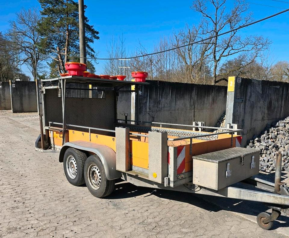 Horizont Tandem Absperrtafel VZ616 Fahrbare Verkehrsleittafel Verkehrssicherungsanhänger Verkehrsleitanhänger Sperrwand Verkehrssicherungsanhänger Nissen LP15 Blinkpfeilanlage Blinkpfeil Anhänger - Građevinska oprema, Prikolica: slika  Horizont Tandem Absperrtafel VZ616 Fahrbare Verkehrsleittafel Verkehrssicherungsanhänger Verkehrsleitanhänger Sperrwand Verkehrssicherungsanhänger Nissen LP15 Blinkpfeilanlage Blinkpfeil Anhänger - Građevinska oprema, Prikolica Horizont Tandem Absperrtafel VZ616 Fahrbare Verkehrsleittafel Verkehrssicherungsanhänger Verkehrsleitanhänger Sperrwand Verkehrssicherungsanhänger Nissen LP15 Blinkpfeilanlage Blinkpfeil Anhänger - Građevinska oprema, Prikolica: slika  Horizont Tandem Absperrtafel VZ616 Fahrbare Verkehrsleittafel Verkehrssicherungsanhänger Verkehrsleitanhänger Sperrwand Verkehrssicherungsanhänger Nissen LP15 Blinkpfeilanlage Blinkpfeil Anhänger - Građevinska oprema, Prikolica