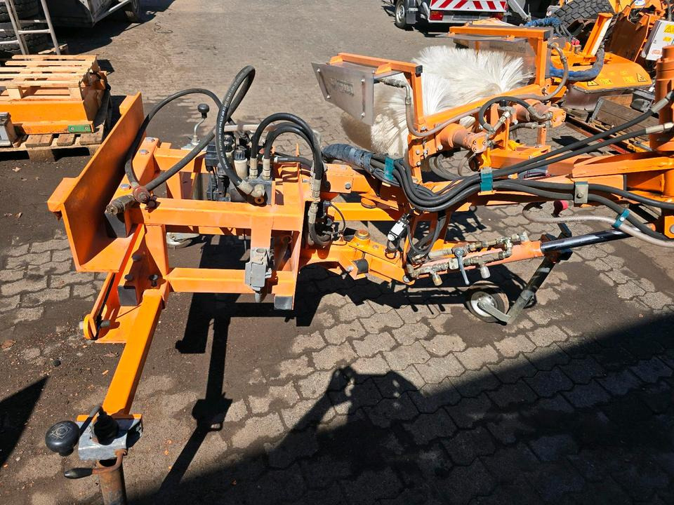 Leitpfostenwaschgerät WV 3-L für Unimog 405/10 405/12 U300 u400 300 500 318 218 423 430 530 Schmidt - Metla: slika Leitpfostenwaschgerät WV 3-L für Unimog 405/10 405/12 U300 u400 300 500 318 218 423 430 530 Schmidt - Metla Leitpfostenwaschgerät WV 3-L für Unimog 405/10 405/12 U300 u400 300 500 318 218 423 430 530 Schmidt - Metla: slika Leitpfostenwaschgerät WV 3-L für Unimog 405/10 405/12 U300 u400 300 500 318 218 423 430 530 Schmidt - Metla