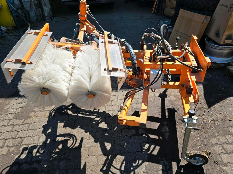 Leitpfostenwaschgerät WV 3-L für Unimog 405/10 405/12 U300 u400 300 500 318 218 423 430 530 Schmidt - Metla: slika Leitpfostenwaschgerät WV 3-L für Unimog 405/10 405/12 U300 u400 300 500 318 218 423 430 530 Schmidt - Metla Leitpfostenwaschgerät WV 3-L für Unimog 405/10 405/12 U300 u400 300 500 318 218 423 430 530 Schmidt - Metla: slika Leitpfostenwaschgerät WV 3-L für Unimog 405/10 405/12 U300 u400 300 500 318 218 423 430 530 Schmidt - Metla