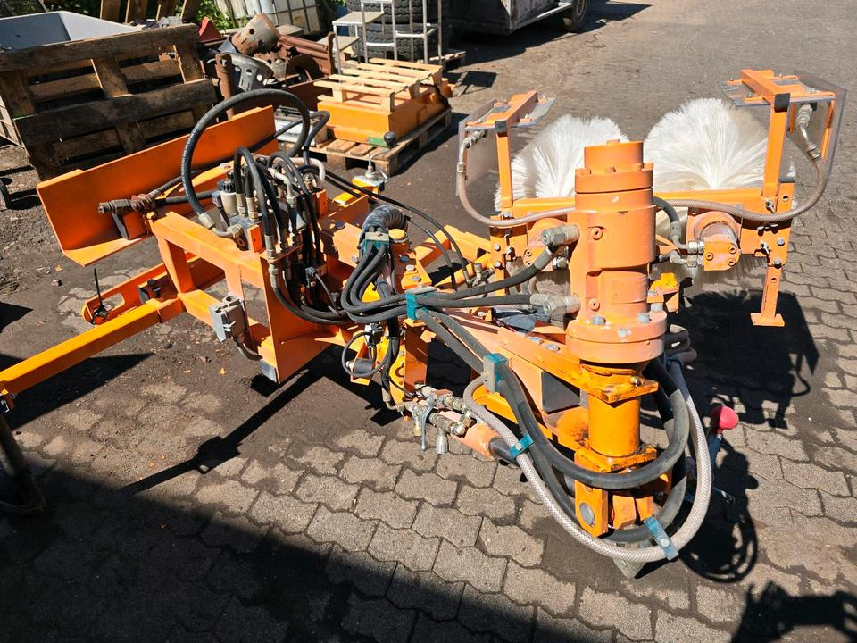 Leitpfostenwaschgerät WV 3-L für Unimog 405/10 405/12 U300 u400 300 500 318 218 423 430 530 Schmidt - Metla: slika Leitpfostenwaschgerät WV 3-L für Unimog 405/10 405/12 U300 u400 300 500 318 218 423 430 530 Schmidt - Metla Leitpfostenwaschgerät WV 3-L für Unimog 405/10 405/12 U300 u400 300 500 318 218 423 430 530 Schmidt - Metla: slika Leitpfostenwaschgerät WV 3-L für Unimog 405/10 405/12 U300 u400 300 500 318 218 423 430 530 Schmidt - Metla