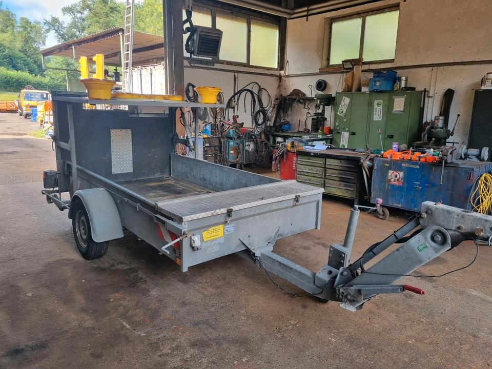 Mersch Absperrtafel Nissen VZ 616 B3 LED Ausführung Auffahrampe Verkehrsleittafel Verkehrsleitanhänger Verkehrssicherungsanhänger Horizont Trebbiner Verkehrssicherung Baustellenabsicherung Unimog Auto - Građevinska oprema, Prikolica: slika  Mersch Absperrtafel Nissen VZ 616 B3 LED Ausführung Auffahrampe Verkehrsleittafel Verkehrsleitanhänger Verkehrssicherungsanhänger Horizont Trebbiner Verkehrssicherung Baustellenabsicherung Unimog Auto - Građevinska oprema, Prikolica Mersch Absperrtafel Nissen VZ 616 B3 LED Ausführung Auffahrampe Verkehrsleittafel Verkehrsleitanhänger Verkehrssicherungsanhänger Horizont Trebbiner Verkehrssicherung Baustellenabsicherung Unimog Auto - Građevinska oprema, Prikolica: slika  Mersch Absperrtafel Nissen VZ 616 B3 LED Ausführung Auffahrampe Verkehrsleittafel Verkehrsleitanhänger Verkehrssicherungsanhänger Horizont Trebbiner Verkehrssicherung Baustellenabsicherung Unimog Auto - Građevinska oprema, Prikolica