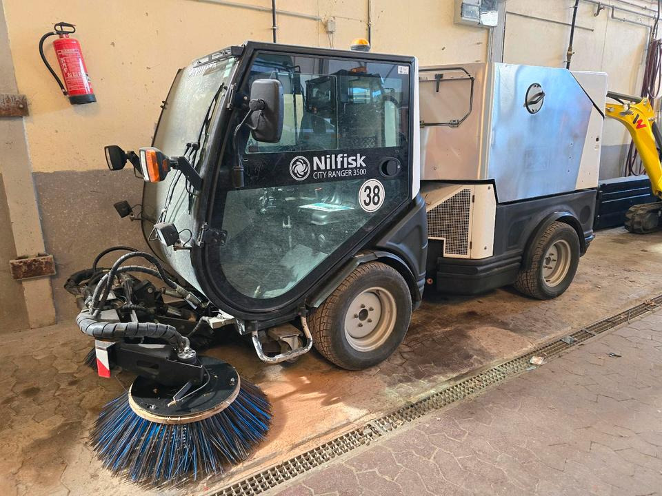 Nilfisk City Ranger 3500 Kehrmaschine Straßenkehrmaschine mit Schmidt Bediendisplay Hako Kehreinheit - Cestovna čistilica: slika Nilfisk City Ranger 3500 Kehrmaschine Straßenkehrmaschine mit Schmidt Bediendisplay Hako Kehreinheit - Cestovna čistilica Nilfisk City Ranger 3500 Kehrmaschine Straßenkehrmaschine mit Schmidt Bediendisplay Hako Kehreinheit - Cestovna čistilica: slika Nilfisk City Ranger 3500 Kehrmaschine Straßenkehrmaschine mit Schmidt Bediendisplay Hako Kehreinheit - Cestovna čistilica