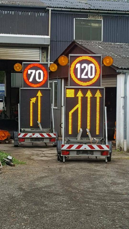 Mersch LED Verkehrsleitanhänger Verkehrsleittafel Nissen Horizont - Prikolica: slika Mersch LED Verkehrsleitanhänger Verkehrsleittafel Nissen Horizont - Prikolica Mersch LED Verkehrsleitanhänger Verkehrsleittafel Nissen Horizont - Prikolica: slika Mersch LED Verkehrsleitanhänger Verkehrsleittafel Nissen Horizont - Prikolica