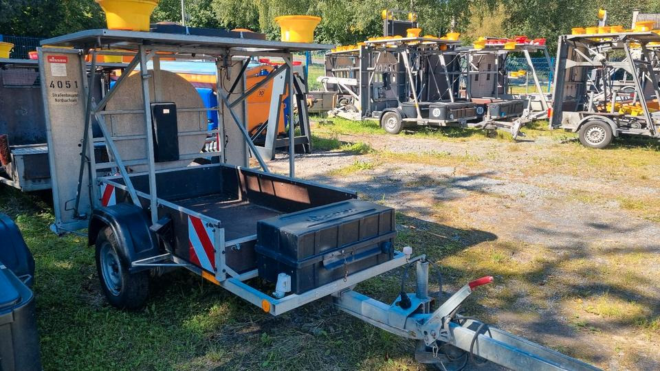 Nissen Absperrtafel VZ616 Sperrwand Verkehrsleittafel Verkehrsleitanhänger Verkehrssicherungsanhänger Leitanhänger Horizont Verkehrssicherung VLT VWT - Prikolica: slika  Nissen Absperrtafel VZ616 Sperrwand Verkehrsleittafel Verkehrsleitanhänger Verkehrssicherungsanhänger Leitanhänger Horizont Verkehrssicherung VLT VWT - Prikolica Nissen Absperrtafel VZ616 Sperrwand Verkehrsleittafel Verkehrsleitanhänger Verkehrssicherungsanhänger Leitanhänger Horizont Verkehrssicherung VLT VWT - Prikolica: slika  Nissen Absperrtafel VZ616 Sperrwand Verkehrsleittafel Verkehrsleitanhänger Verkehrssicherungsanhänger Leitanhänger Horizont Verkehrssicherung VLT VWT - Prikolica