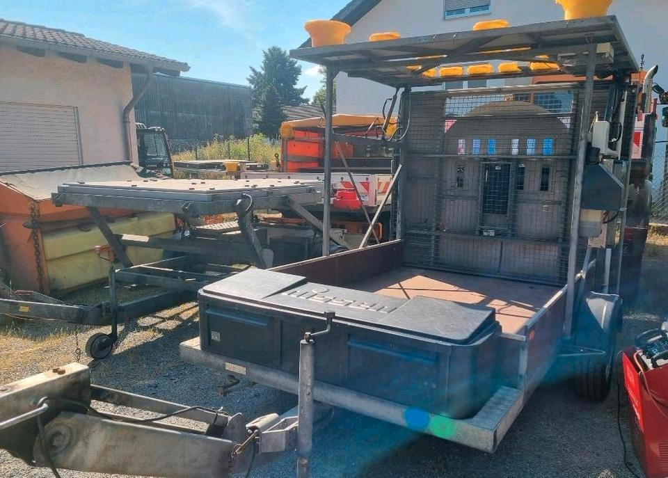 Nissen Absperrtafel VZ616 Verkehrssicherung Verkehrsleittafel Verkehrsleitanhänger Verkehrssicherungsanhänger AMD B3 Funkwarnmeldeanlage Trebbiner Mersch Autobahn - Prikolica: slika  Nissen Absperrtafel VZ616 Verkehrssicherung Verkehrsleittafel Verkehrsleitanhänger Verkehrssicherungsanhänger AMD B3 Funkwarnmeldeanlage Trebbiner Mersch Autobahn - Prikolica Nissen Absperrtafel VZ616 Verkehrssicherung Verkehrsleittafel Verkehrsleitanhänger Verkehrssicherungsanhänger AMD B3 Funkwarnmeldeanlage Trebbiner Mersch Autobahn - Prikolica: slika  Nissen Absperrtafel VZ616 Verkehrssicherung Verkehrsleittafel Verkehrsleitanhänger Verkehrssicherungsanhänger AMD B3 Funkwarnmeldeanlage Trebbiner Mersch Autobahn - Prikolica