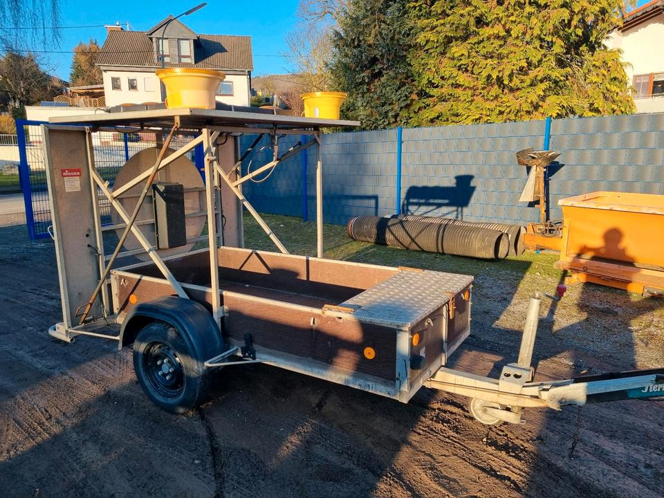 Nissen Absperrtafel nach RSA VZ 616 Verkehrsleittafel Verkehrsleitanhänger Verkehrssicherungsanhänger Absperrwand Sperrwand Horizont Trebbiner - Prikolica: slika  Nissen Absperrtafel nach RSA VZ 616 Verkehrsleittafel Verkehrsleitanhänger Verkehrssicherungsanhänger Absperrwand Sperrwand Horizont Trebbiner - Prikolica Nissen Absperrtafel nach RSA VZ 616 Verkehrsleittafel Verkehrsleitanhänger Verkehrssicherungsanhänger Absperrwand Sperrwand Horizont Trebbiner - Prikolica: slika  Nissen Absperrtafel nach RSA VZ 616 Verkehrsleittafel Verkehrsleitanhänger Verkehrssicherungsanhänger Absperrwand Sperrwand Horizont Trebbiner - Prikolica