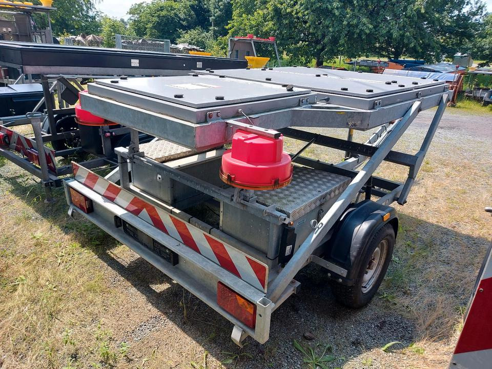 Trebbiner Horizont VWT E VLT Verkehrsleittafel Leittafel Sicherungsanhänger Verkehrsleitanhänger Verkehrssicherungsanhänger Absperrtafel Sperrwand Nissen Verkehrssicherung Vorwarner Vorwarntafel - Prikolica: slika Trebbiner Horizont VWT E VLT Verkehrsleittafel Leittafel Sicherungsanhänger Verkehrsleitanhänger Verkehrssicherungsanhänger Absperrtafel Sperrwand Nissen Verkehrssicherung Vorwarner Vorwarntafel - Prikolica Trebbiner Horizont VWT E VLT Verkehrsleittafel Leittafel Sicherungsanhänger Verkehrsleitanhänger Verkehrssicherungsanhänger Absperrtafel Sperrwand Nissen Verkehrssicherung Vorwarner Vorwarntafel - Prikolica: slika Trebbiner Horizont VWT E VLT Verkehrsleittafel Leittafel Sicherungsanhänger Verkehrsleitanhänger Verkehrssicherungsanhänger Absperrtafel Sperrwand Nissen Verkehrssicherung Vorwarner Vorwarntafel - Prikolica