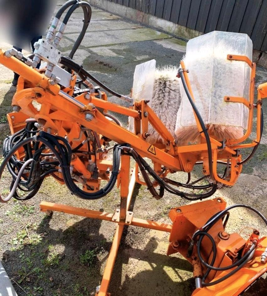 Schmidt RPS-H Leitpfostenwaschgerät für Unimog 405/10 405/12 U400 300 400 500 UGN UGE Mulag Mercedes-Benz 318 218 423 427 429 430 - Metla: slika Schmidt RPS-H Leitpfostenwaschgerät für Unimog 405/10 405/12 U400 300 400 500 UGN UGE Mulag Mercedes-Benz 318 218 423 427 429 430 - Metla Schmidt RPS-H Leitpfostenwaschgerät für Unimog 405/10 405/12 U400 300 400 500 UGN UGE Mulag Mercedes-Benz 318 218 423 427 429 430 - Metla: slika Schmidt RPS-H Leitpfostenwaschgerät für Unimog 405/10 405/12 U400 300 400 500 UGN UGE Mulag Mercedes-Benz 318 218 423 427 429 430 - Metla