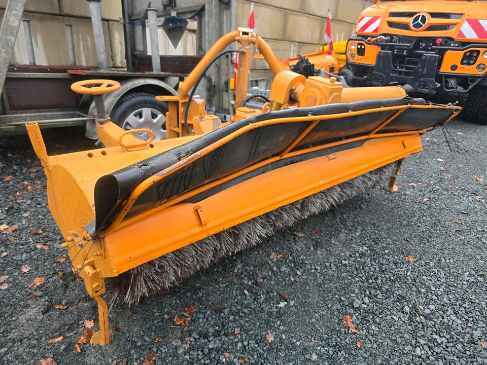 Schmidt VKS Kehrmaschine Straßenkehrmaschine Frontkehrmaschine Kehrbesen für Radlader Unimog Traktor - Metla: slika Schmidt VKS Kehrmaschine Straßenkehrmaschine Frontkehrmaschine Kehrbesen für Radlader Unimog Traktor - Metla Schmidt VKS Kehrmaschine Straßenkehrmaschine Frontkehrmaschine Kehrbesen für Radlader Unimog Traktor - Metla: slika Schmidt VKS Kehrmaschine Straßenkehrmaschine Frontkehrmaschine Kehrbesen für Radlader Unimog Traktor - Metla