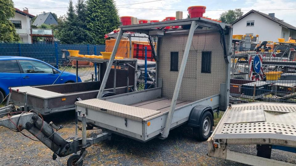 Trebbiner Absperrtafel VZ616 LED Funkwarnmeldeanlage Absperrtafel Sperrwand Verkehrsleittafel Verkehrsleitanhänger Verkehrssicherungsanhänger Leitanhänger Leittafel Verkehrssicherung Nissen Horizont - Građevinska oprema, Prikolica: slika  Trebbiner Absperrtafel VZ616 LED Funkwarnmeldeanlage Absperrtafel Sperrwand Verkehrsleittafel Verkehrsleitanhänger Verkehrssicherungsanhänger Leitanhänger Leittafel Verkehrssicherung Nissen Horizont - Građevinska oprema, Prikolica Trebbiner Absperrtafel VZ616 LED Funkwarnmeldeanlage Absperrtafel Sperrwand Verkehrsleittafel Verkehrsleitanhänger Verkehrssicherungsanhänger Leitanhänger Leittafel Verkehrssicherung Nissen Horizont - Građevinska oprema, Prikolica: slika  Trebbiner Absperrtafel VZ616 LED Funkwarnmeldeanlage Absperrtafel Sperrwand Verkehrsleittafel Verkehrsleitanhänger Verkehrssicherungsanhänger Leitanhänger Leittafel Verkehrssicherung Nissen Horizont - Građevinska oprema, Prikolica