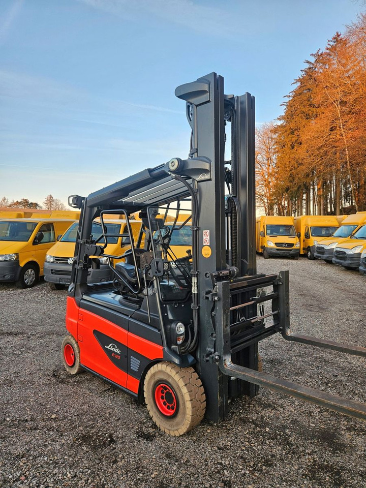 Linde E25 R Roadster , 6.880mm Hubhöhe, StVZO hydr. Zi - Električni viličar: slika Linde E25 R Roadster , 6.880mm Hubhöhe, StVZO hydr. Zi - Električni viličar Linde E25 R Roadster , 6.880mm Hubhöhe, StVZO hydr. Zi - Električni viličar: slika Linde E25 R Roadster , 6.880mm Hubhöhe, StVZO hydr. Zi - Električni viličar