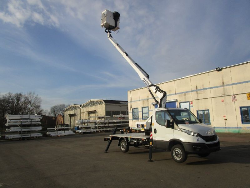 Novi Podizna platforma montirana na kamion Oil&Steel Scorpion 1812 podnośnik koszowy 18 m zamontowany na Iveco Daily: slika Novi Podizna platforma montirana na kamion Oil&Steel Scorpion 1812 podnośnik koszowy 18 m zamontowany na Iveco Daily