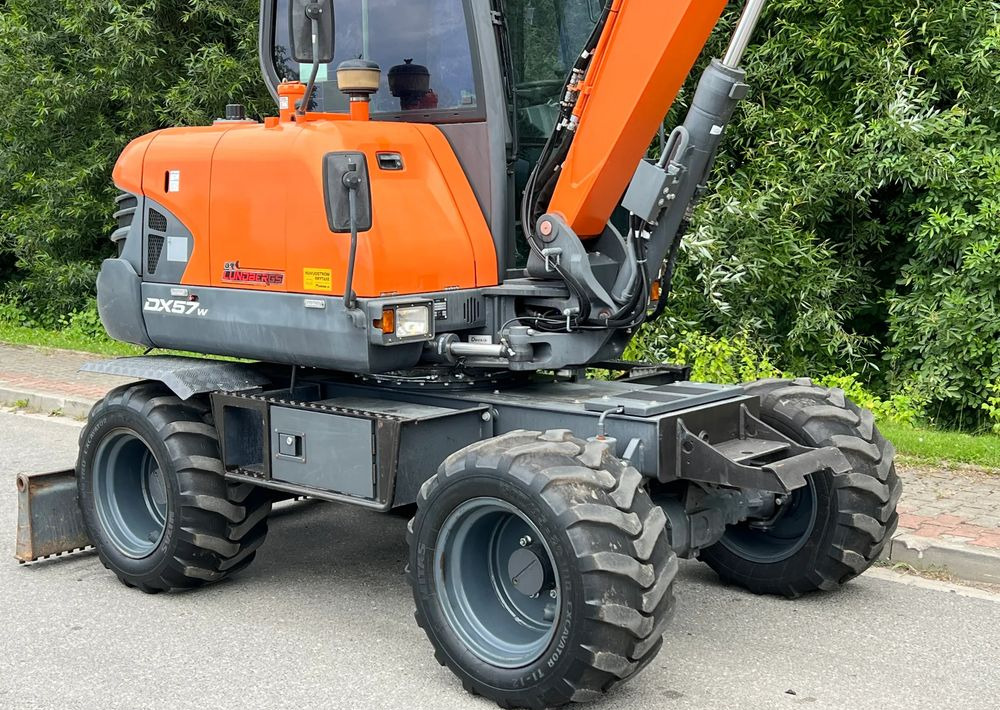 Doosan DOOSAN DX57W *ROTOTILT* 2200 Motogodzin JAK NOWA KOPARKA KOŁOWA STAN PERFEKCYJNY SPROWADZONA - Bager na kotačima: slika Doosan DOOSAN DX57W *ROTOTILT* 2200 Motogodzin JAK NOWA KOPARKA KOŁOWA STAN PERFEKCYJNY SPROWADZONA - Bager na kotačima Doosan DOOSAN DX57W *ROTOTILT* 2200 Motogodzin JAK NOWA KOPARKA KOŁOWA STAN PERFEKCYJNY SPROWADZONA - Bager na kotačima: slika Doosan DOOSAN DX57W *ROTOTILT* 2200 Motogodzin JAK NOWA KOPARKA KOŁOWA STAN PERFEKCYJNY SPROWADZONA - Bager na kotačima