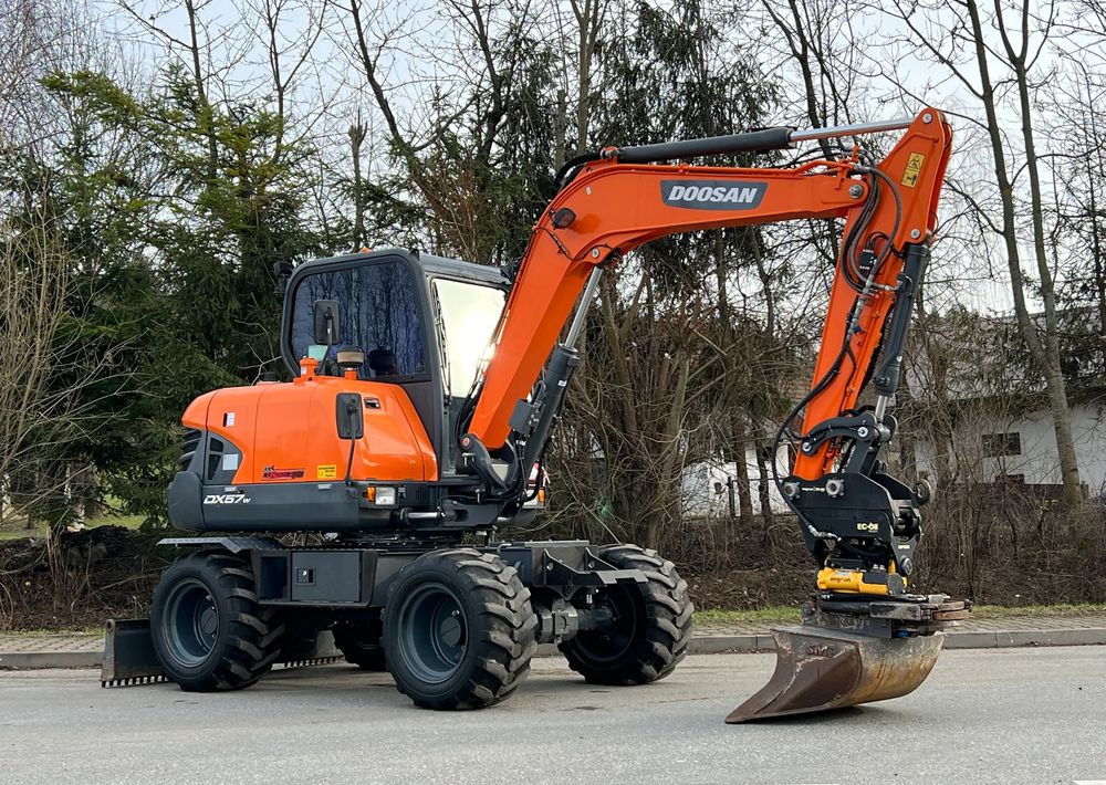 Doosan DOOSAN DX57W *ROTOTILT* 2200 Motogodzin * Jak Nowa * Sprowadzona * Stan Perfekcyjny - Bager na kotačima: slika Doosan DOOSAN DX57W *ROTOTILT* 2200 Motogodzin * Jak Nowa * Sprowadzona * Stan Perfekcyjny - Bager na kotačima Doosan DOOSAN DX57W *ROTOTILT* 2200 Motogodzin * Jak Nowa * Sprowadzona * Stan Perfekcyjny - Bager na kotačima: slika Doosan DOOSAN DX57W *ROTOTILT* 2200 Motogodzin * Jak Nowa * Sprowadzona * Stan Perfekcyjny - Bager na kotačima