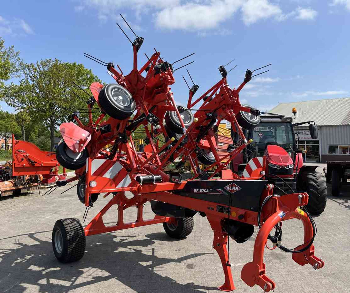 Kuhn GF8703T Schudder Tedder Kreiselheuer weidebouwmachines - Prevrtač sijena/ Grabulje: slika Kuhn GF8703T Schudder Tedder Kreiselheuer weidebouwmachines - Prevrtač sijena/ Grabulje Kuhn GF8703T Schudder Tedder Kreiselheuer weidebouwmachines - Prevrtač sijena/ Grabulje: slika Kuhn GF8703T Schudder Tedder Kreiselheuer weidebouwmachines - Prevrtač sijena/ Grabulje