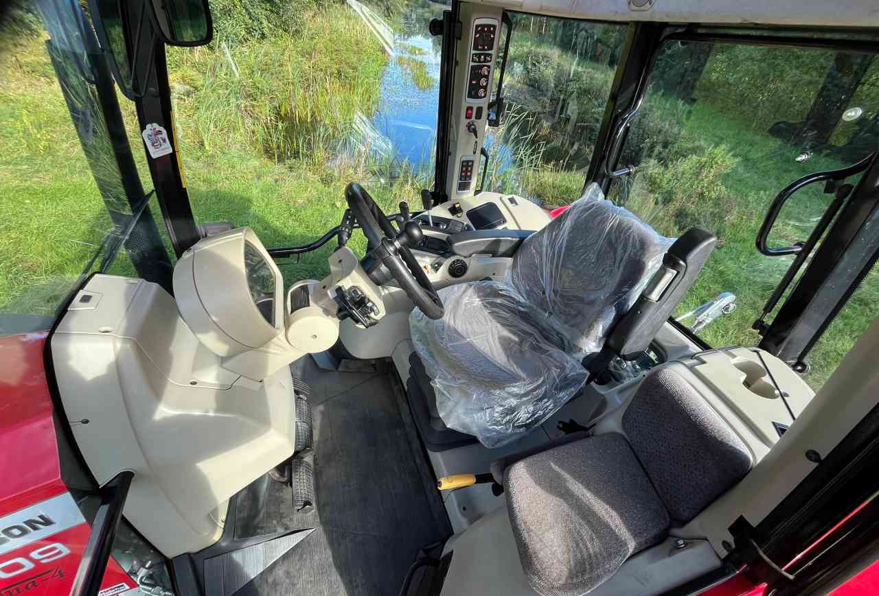 Massey Ferguson 5609 Dyna-4 Essential - Traktor: slika Massey Ferguson 5609 Dyna-4 Essential - Traktor Massey Ferguson 5609 Dyna-4 Essential - Traktor: slika Massey Ferguson 5609 Dyna-4 Essential - Traktor