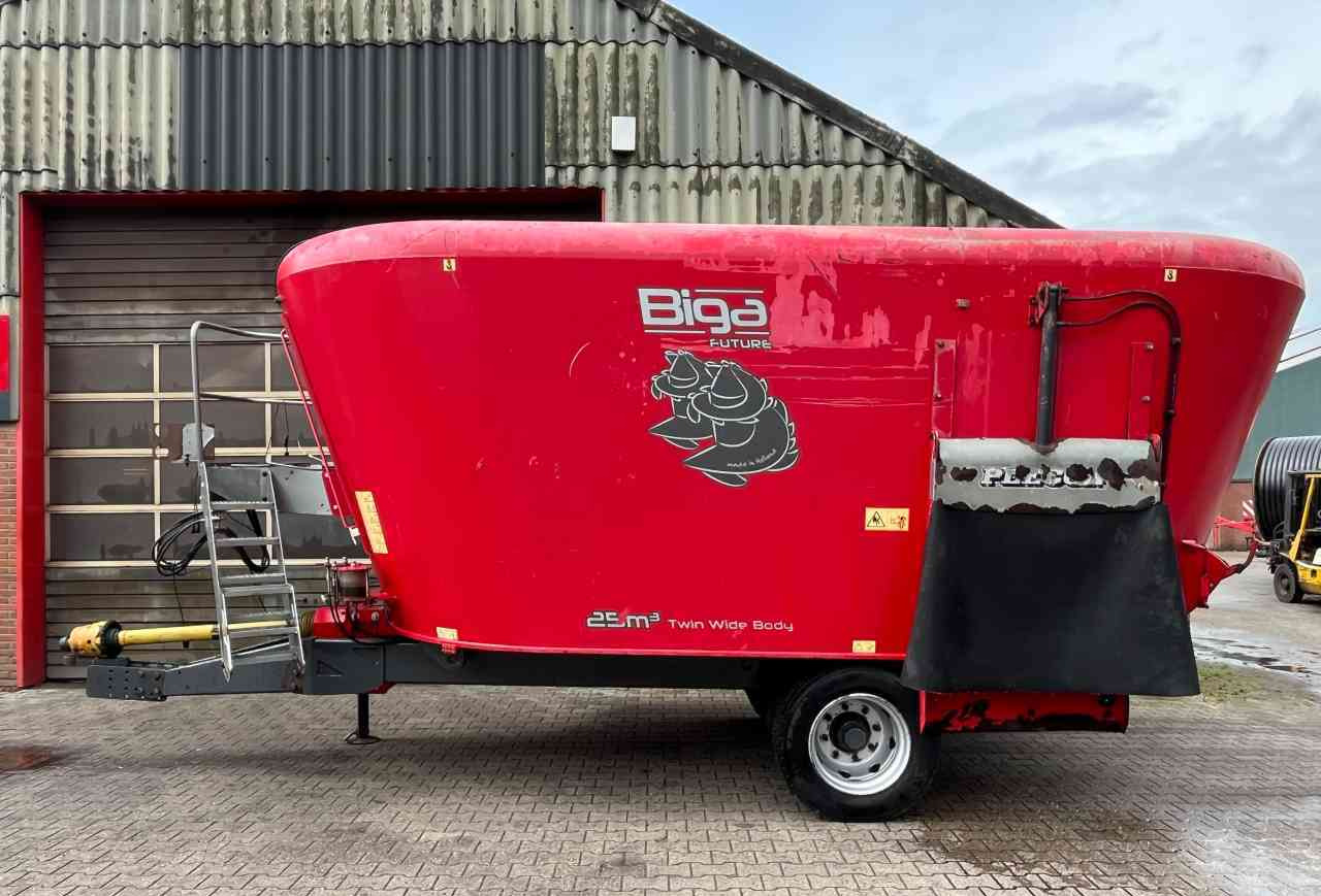 Peecon VME 250 Voermengwagen voermachines - Vagon-miješalica za krmivo: slika Peecon VME 250 Voermengwagen voermachines - Vagon-miješalica za krmivo Peecon VME 250 Voermengwagen voermachines - Vagon-miješalica za krmivo: slika Peecon VME 250 Voermengwagen voermachines - Vagon-miješalica za krmivo