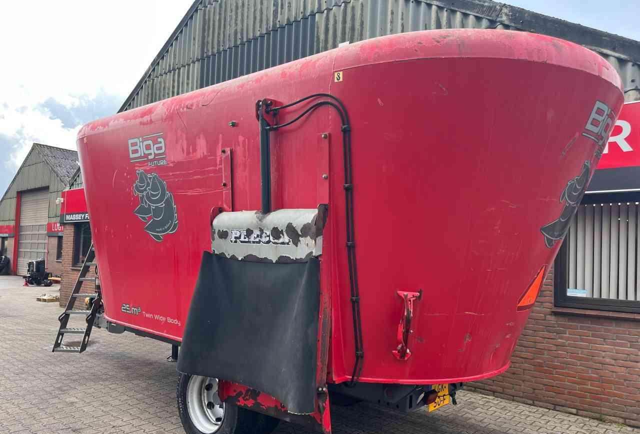 Peecon VME 250 Voermengwagen voermachines - Vagon-miješalica za krmivo: slika Peecon VME 250 Voermengwagen voermachines - Vagon-miješalica za krmivo Peecon VME 250 Voermengwagen voermachines - Vagon-miješalica za krmivo: slika Peecon VME 250 Voermengwagen voermachines - Vagon-miješalica za krmivo