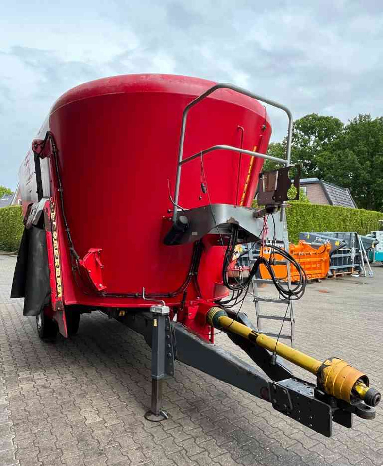 Peecon VME 250 Voermengwagen voermachines - Vagon-miješalica za krmivo: slika Peecon VME 250 Voermengwagen voermachines - Vagon-miješalica za krmivo Peecon VME 250 Voermengwagen voermachines - Vagon-miješalica za krmivo: slika Peecon VME 250 Voermengwagen voermachines - Vagon-miješalica za krmivo