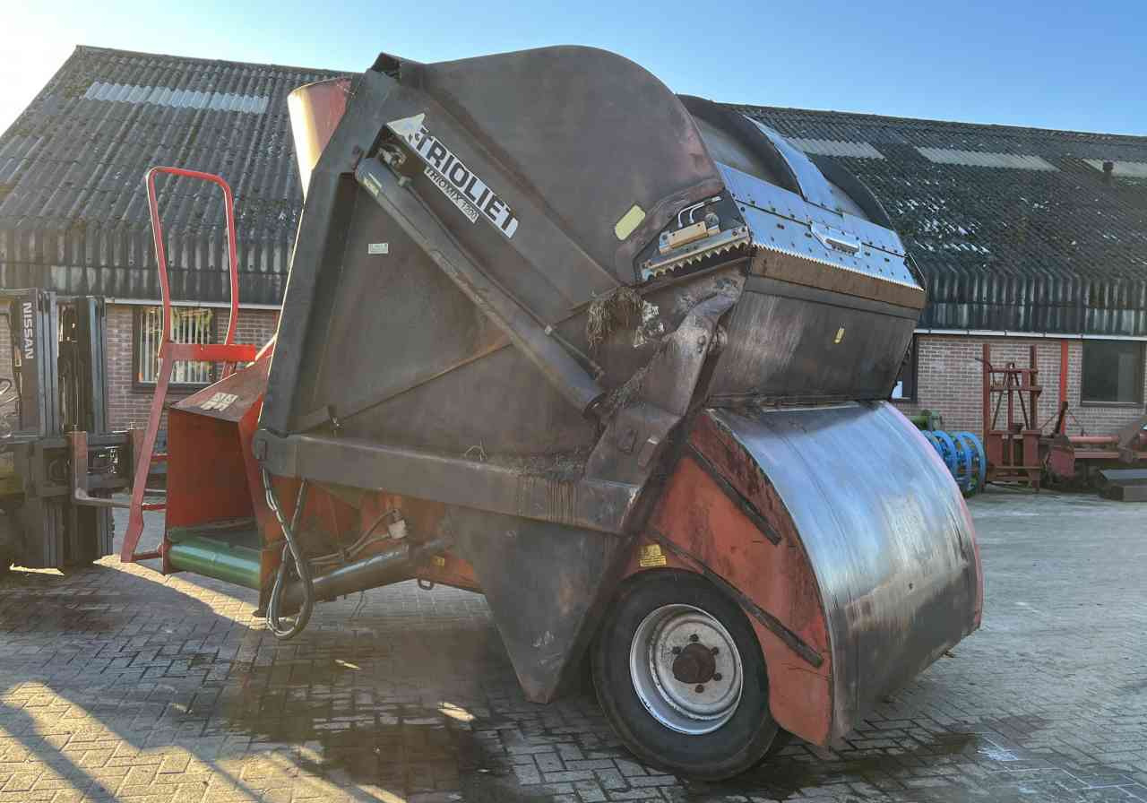 Trioliet Triomix 1200 zelfladende voermengwagen voermachines - Vagon-miješalica za krmivo: slika Trioliet Triomix 1200 zelfladende voermengwagen voermachines - Vagon-miješalica za krmivo Trioliet Triomix 1200 zelfladende voermengwagen voermachines - Vagon-miješalica za krmivo: slika Trioliet Triomix 1200 zelfladende voermengwagen voermachines - Vagon-miješalica za krmivo