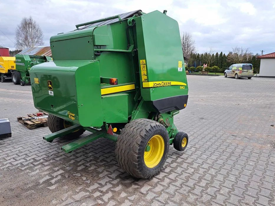 John Deere 842 - Rolo balirka: slika John Deere 842 - Rolo balirka John Deere 842 - Rolo balirka: slika John Deere 842 - Rolo balirka