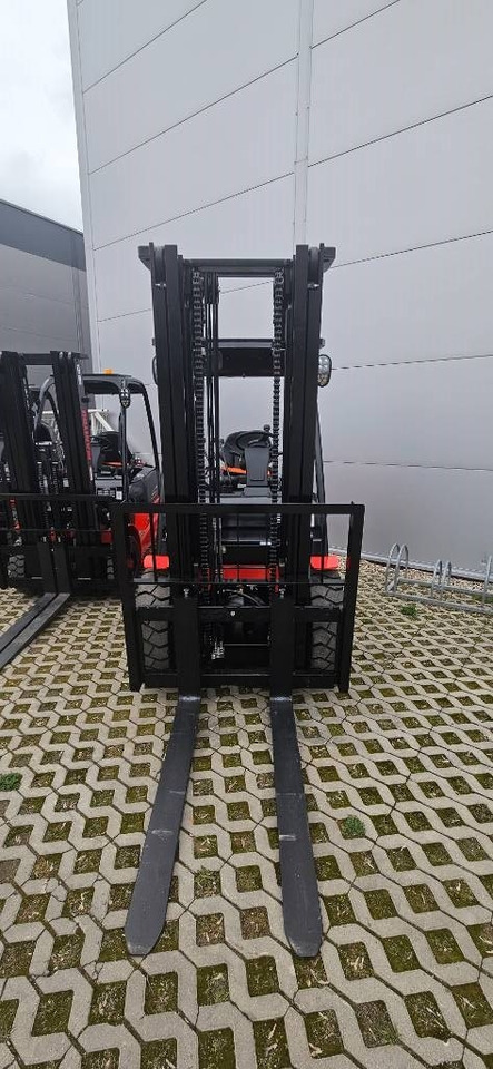 Novi Plinski viličar Manitou MI 35 G TRIPLEX 4700mm: slika Novi Plinski viličar Manitou MI 35 G TRIPLEX 4700mm