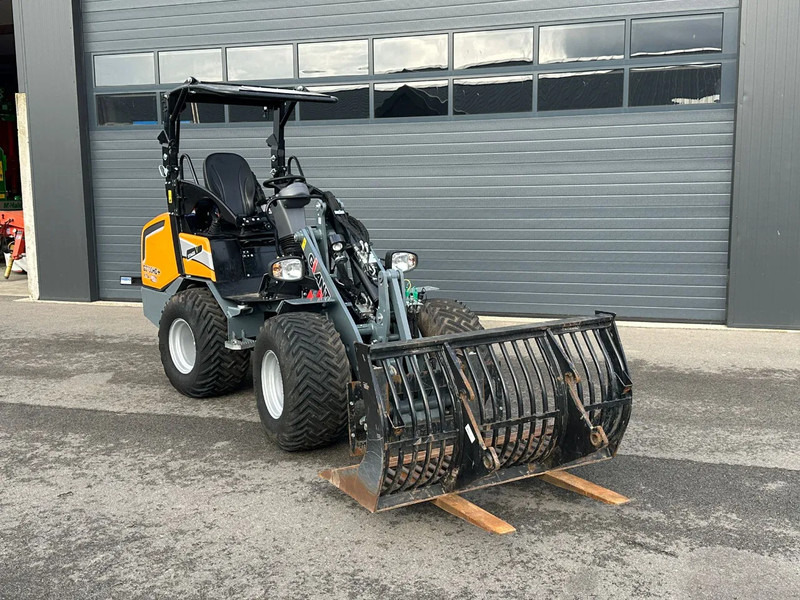 Giant G2700HD+ - Kompaktni utovarivač gusjeničar: slika Giant G2700HD+ - Kompaktni utovarivač gusjeničar Giant G2700HD+ - Kompaktni utovarivač gusjeničar: slika Giant G2700HD+ - Kompaktni utovarivač gusjeničar