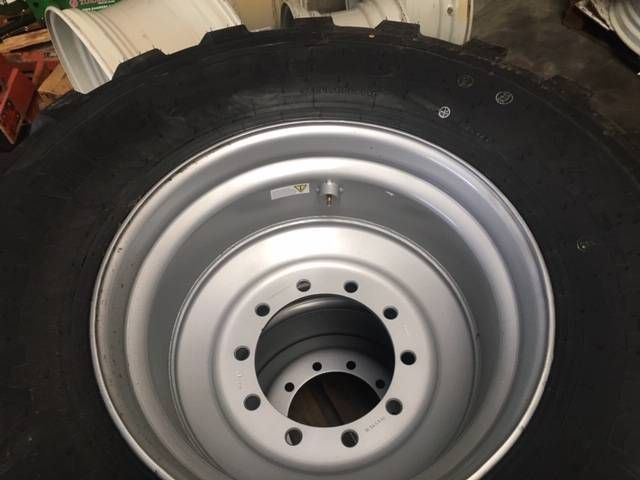 BKT 650/55 R26.5 BKT FL 630 op velg - Gume i felge za Poljoprivredni strojevi: slika BKT 650/55 R26.5 BKT FL 630 op velg - Gume i felge za Poljoprivredni strojevi BKT 650/55 R26.5 BKT FL 630 op velg - Gume i felge za Poljoprivredni strojevi: slika BKT 650/55 R26.5 BKT FL 630 op velg - Gume i felge za Poljoprivredni strojevi