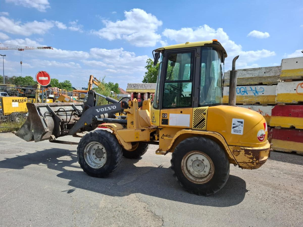 Volvo L 30 B - Utovarivač na kotačima: slika Volvo L 30 B - Utovarivač na kotačima Volvo L 30 B - Utovarivač na kotačima: slika Volvo L 30 B - Utovarivač na kotačima