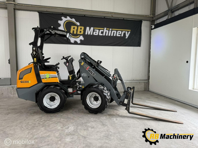 Giant G2200E - Utovarivač na kotačima: slika Giant G2200E - Utovarivač na kotačima Giant G2200E - Utovarivač na kotačima: slika Giant G2200E - Utovarivač na kotačima