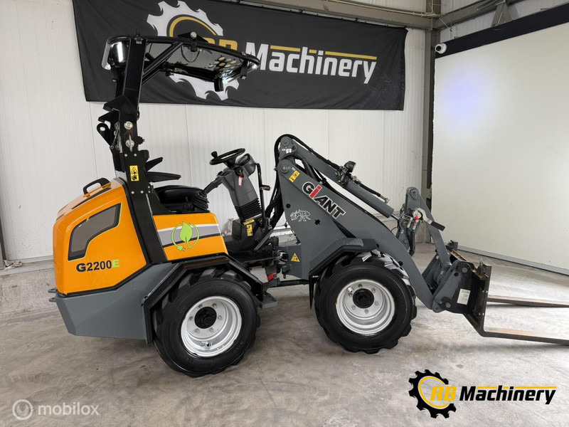 Giant G2200E - Utovarivač na kotačima: slika Giant G2200E - Utovarivač na kotačima Giant G2200E - Utovarivač na kotačima: slika Giant G2200E - Utovarivač na kotačima