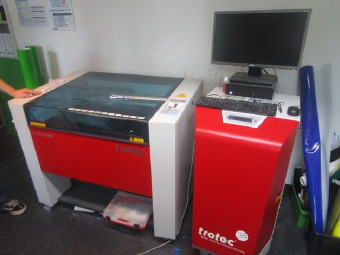 LASER CUTTER TROTEC SPEEDY 360 (Gravieren, Schneiden) - Stroj za rezanje papira: slika LASER CUTTER TROTEC SPEEDY 360 (Gravieren, Schneiden) - Stroj za rezanje papira LASER CUTTER TROTEC SPEEDY 360 (Gravieren, Schneiden) - Stroj za rezanje papira: slika LASER CUTTER TROTEC SPEEDY 360 (Gravieren, Schneiden) - Stroj za rezanje papira